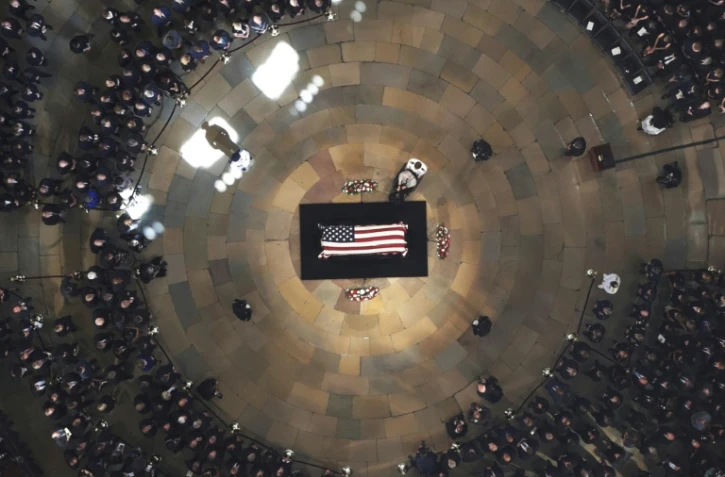 Le cercueil de John McCain au centre de la rotonde du Capitole, le 31 août 2018 à Washington