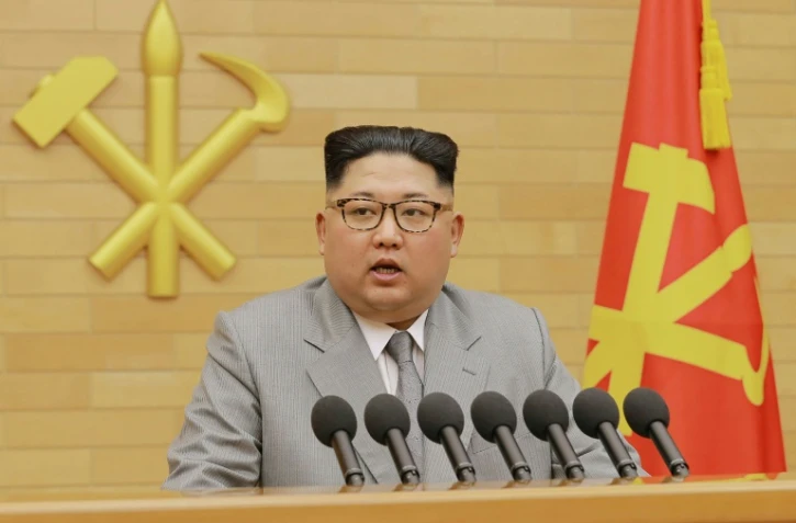 Le dirigeant nord-coréen Kim Jong-Un lors de son discours à la nation du nouvel an, le 01 janvier 2018, effectué depuis un endroit non communiqué par Pyongyang