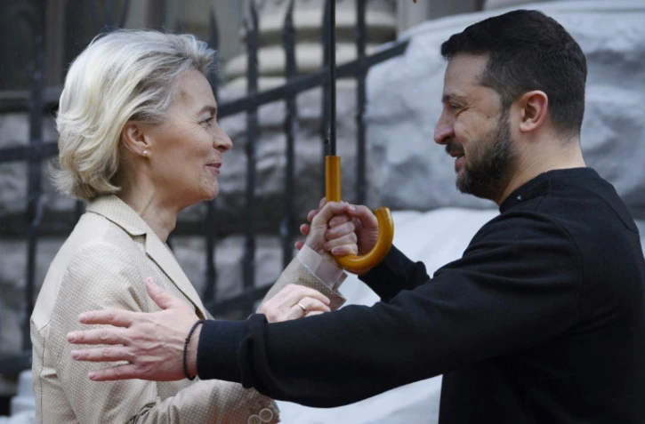 Photo transmise par la présidence ukrainienne montrant le président ukrainien Volodymyr Zelensky (D) accueillant la présidente de la Commission européenne, Ursula von der Leyen, le 4 novembre 2023 à Kiev