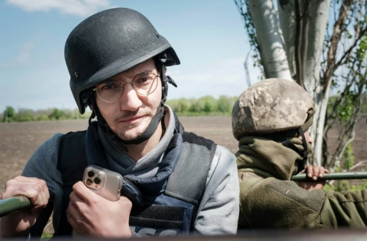 Le journaliste de l'AFP Arman Soldin lors d'une mission dans le Donbass, dans l'est de l'Ukraine, le 30 avril 2022