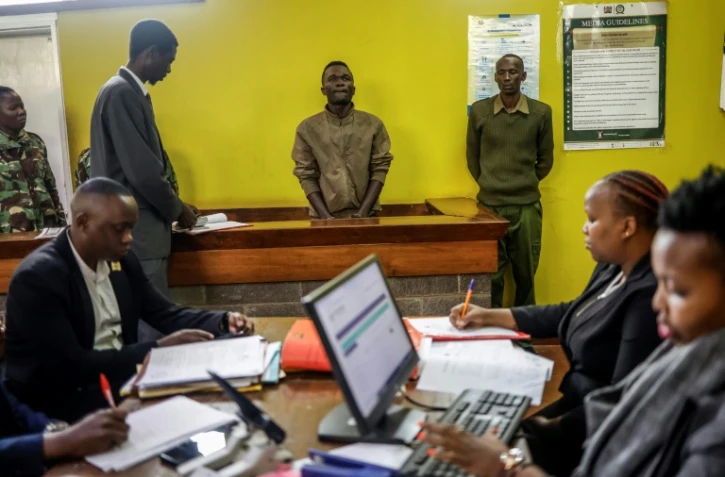 Collins Jumaisi Khalusha (c), principal suspect dans l'enquête sur la découverte de corps démembrés de femmes à Nairobi, debout au tribunal, le 16 juillet 2024 au Kenya