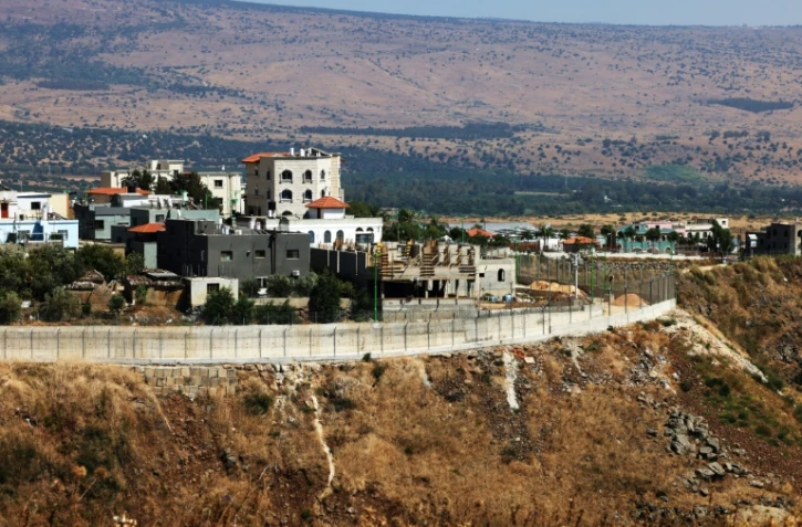 Le village de Ghajar et la barrière frontalière entre le Liban et le plateau du Golan, occupé et annexé par Israël, le 9 août 2023
