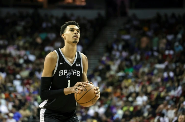 Victor Wembanyama, le joueur des San Antonio Spurs, tire un lancer franc contre les Portland Trail Blazers lors d'un match de la Summer League 2023 de la NBA, à Las Vegas, le 9 juillet 2023