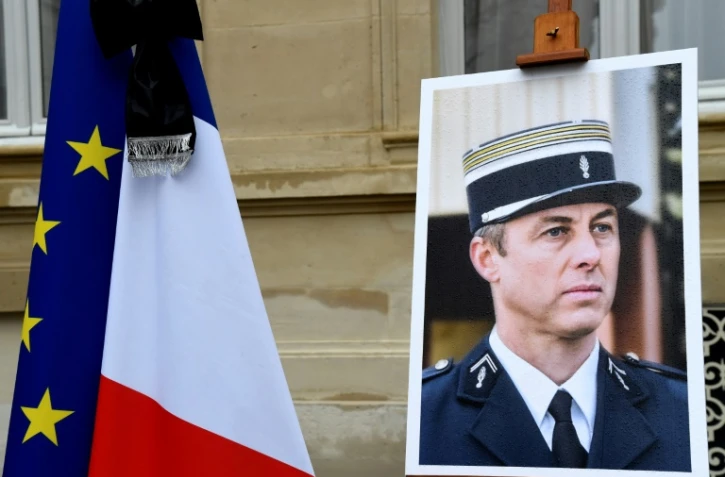 Un portrait du Lieutenant-Colonel Arnaud Beltrame lors d'un hommage au ministère de l'Intérieur, le 28 mars 2018 à Paris