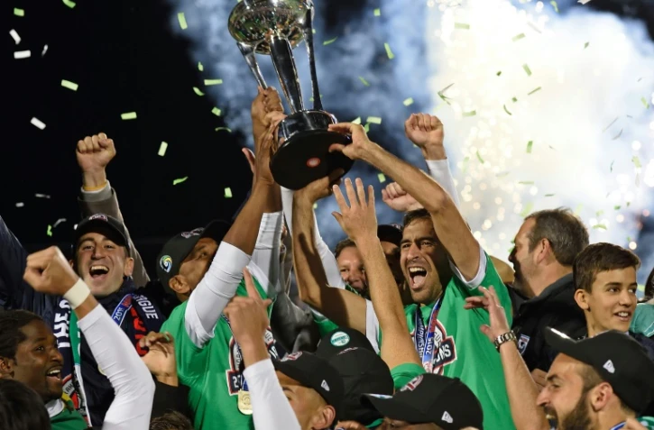 Le footballeur espagnol Raul soulève le trophée après la victoire de son équipe, les New York Cosmos, dans le championnat américain NASL, le 15 novembre 2015 à Hempstead