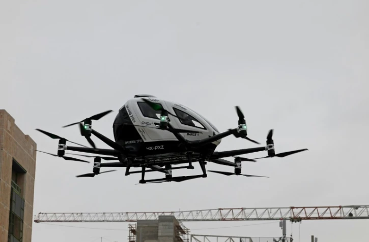 Un taxi des airs sans passager à son bord survole l'héliport de l'hôpital Hadassah, dans l'ouest de Jérusalem, le 13 septembre 2023