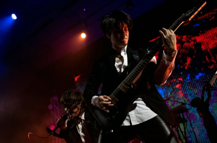 Chitipat Wanyasurakul (D) et Poom "Jay" Euarchukiati (G) du groupe métal thaïlandais Defying Decay, le 12 février lors de leur concert à Bangkok