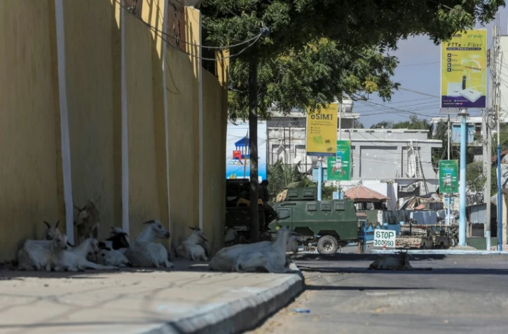 Un véhicule blindé stationne près d'un hôtel attaqué par des islamistes radicaux Shebab en Somalie, à Mogadiscio le 15 mars 2024