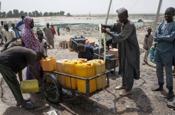 Remplissage de jerricans destinés au camp de personnes déplacées de Dikwa, dans le nord-est du Nigeria, le 15 février 2017