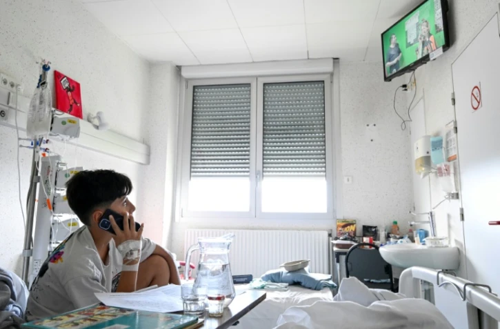 Maël, hospitalisé en chirurgie, passe un appel lors d'une émission télé participative tournée au sein de l'hôpital pour enfants de Nancy équipé d'un studio, le 16 septembre 2025 à Vandoeuvre-lès-Nancy, en  Meurthe-et-Moselle
