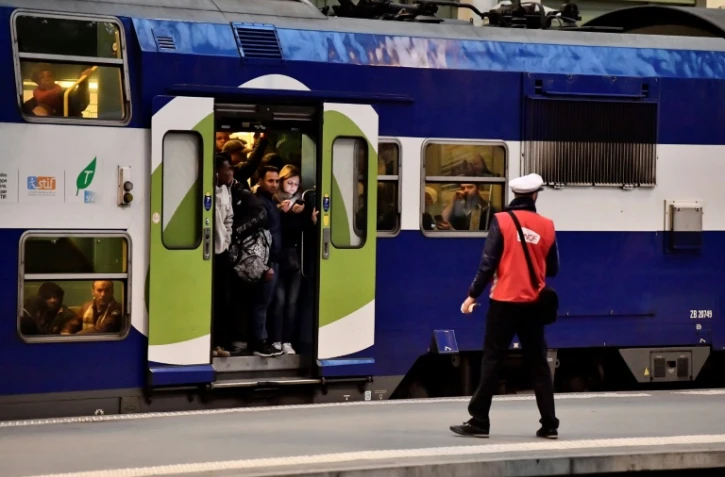 Un agent de la SNCF sur le quai de la gare de Lyon où un train bondé de passagers est prêt au départ, le 3 avril 2018 à Paris