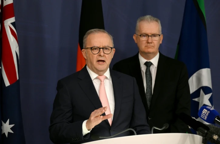 Le Premier ministre australien Anthony Albanese (G) s'exprime à propos de la commission royale fédérale sur l'attentat perpétré il y a cinq mois contre une fête juive sur la plage de Bondi, le 30 avril 2026 à Sydney