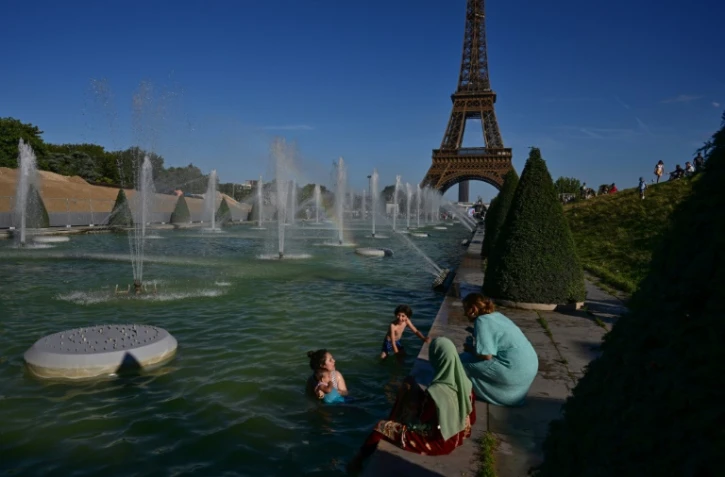 Des personnes se rafraîchissent dans les bassins du Trocadéro pendant un épisode de canicule, le 21 août 2023 à Paris