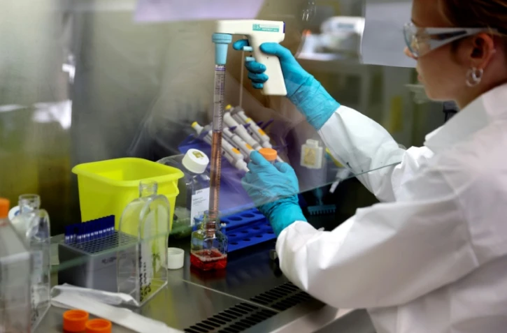 Une technicienne travaille sur les cellules CAR-T dans un laboratoire de la biotech française Cellectis, le 23 septembre 2021 à Paris