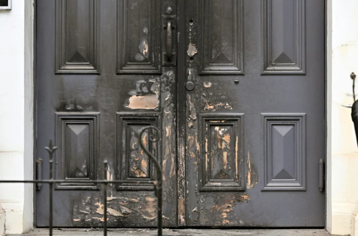 La porte d'entrée d'une synagogue de Melbourne partiellement incendiée, le 6 juillet 2025 