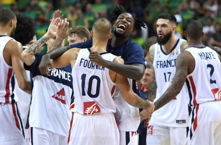 Les Français en liesse après leur victoire sur les Albanais et leur qualification en quarts de finale du Mondial de basket le 7 septembre 2019