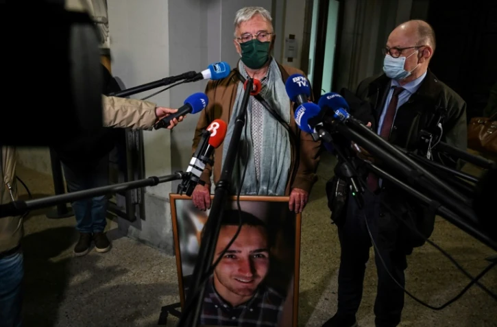 Didier Noyer (g) le père de Arthur Noyer dont il tient une photo et son avocat Bernard Boulloud répond aux journalistes au tribunal de Chambéry, le 11mai 2021