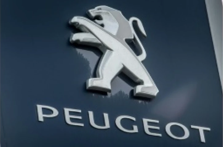 Fiat Chrysler et Peugeot discutent d'une fusion entre égaux pour créer un groupe valorisé à près de 50 mds USD (source proche)