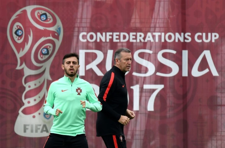 Le milieu offensif du Portugal Bernardo Silva (g) lors d'une séance d'entraînement à Kazan, le 27 juin 2017