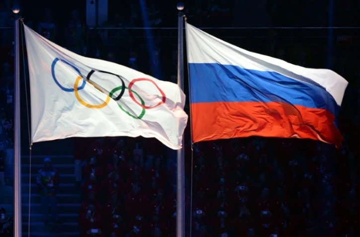 (ARCHIVES) Le drapeau olympique et le drapeau russe pendant la cérémonie d'ouverture des Jeux olympiques d'hiver de Sotchi au Stade olympique de Fisht le 7 février 2014 à Sotchi, Russie