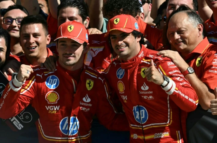 (De gauche à droite) Charles Leclerc, pilote monégasque de Ferrari, Carlos Sainz Jr., pilote espagnol de Ferrari, et Frédéric Vasseur, directeur de l'équipe française de Ferrari, célèbrent avec leurs coéquipiers le doublé de Ferrari au Grand Prix de Formule 1 des États-Unis sur le Circuit des Amériques à Austin, au Texas, le 20 octobre 2024