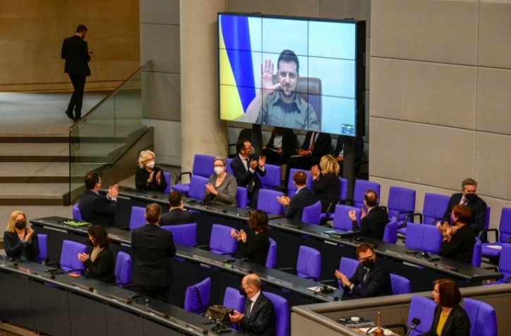 Le président ukrainien Volodymyr Zelensky s'adresse par vidéoconférence au Bundestag, le 17 mars 2022, à Berlin