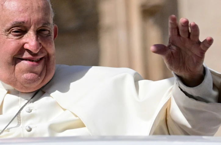 Le pape François salue depuis la papamobile le 25 septembre 2024 sur la place Saint-Pierre au Vatican