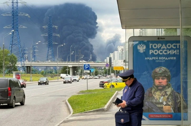 De la fumée noire s'élève au-dessus de la raffinerie de pétrole russe de Gazprom Neft, située dans la banlieue sud-est de Moscou, le 18 juin 2026. L'Ukraine a mené tot le 18 juin une attaque de drones "de grande envergure" contre Moscou, plusieurs d'entre eux ayant atteint une raffinerie de pétrole, a déclaré le maire de la ville, Sergueï Sobianine.