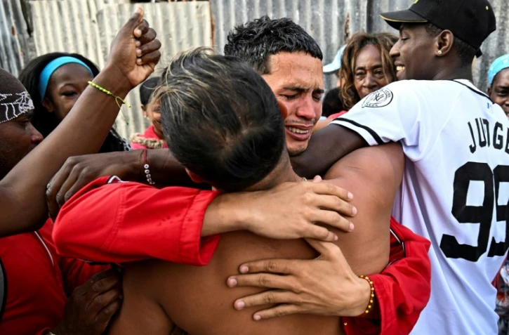 Le Cubain Marlon Brando Diaz, condamné à dix-huit de prison, embrasse ses proches après sa libération, le 16 janvier 2025 à La Havane