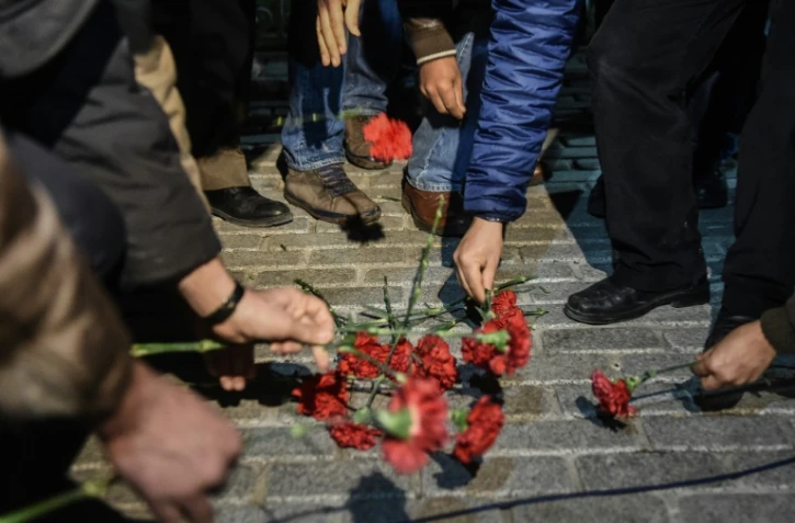 Des fleurs déposées le 12 janvier 2016 dans le quartier de Sultanahmet à Istanbul où un attentat a fait 10 morts