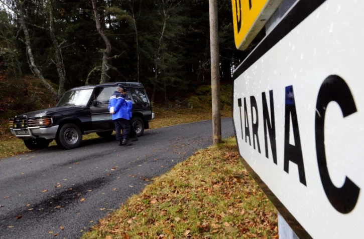Des gendarmes sur une route menant à Tarnac, en Corrèze, le 11 novembre 2008