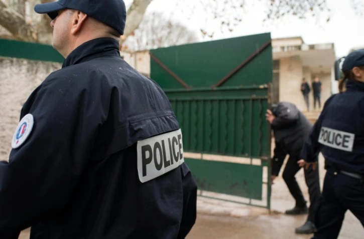 Des policiers devant l'école juive "La Source" à Marseille le 11 janvier 2016