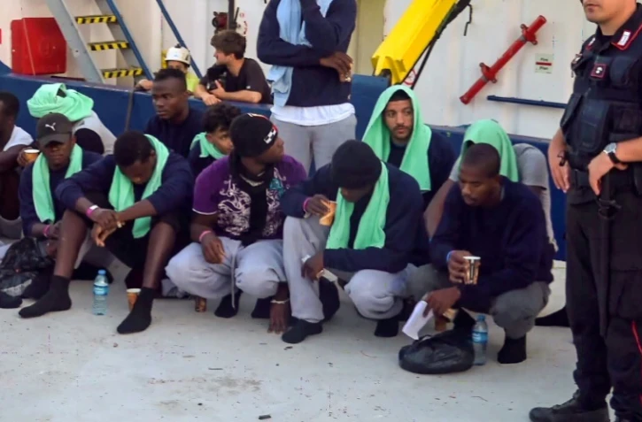 Des migrants débarquent à Lampedusa en Sicile du bateau Sea Watch 3, sur une image extraite d'une vidéo diffusée le 29 juin 2019