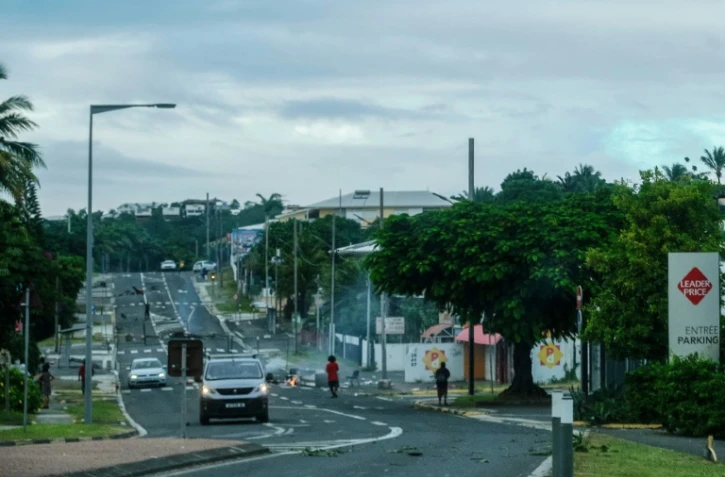 Une barricade érigée par les émeutiers dans une rue de Nouméa, le 14 mai 2024