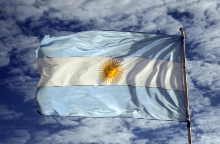 Le drapeau argentin flottant à Los Glaciares, dans la province de Santa Cruz, dans le sud de l'Argentine, le 18 mars 2014