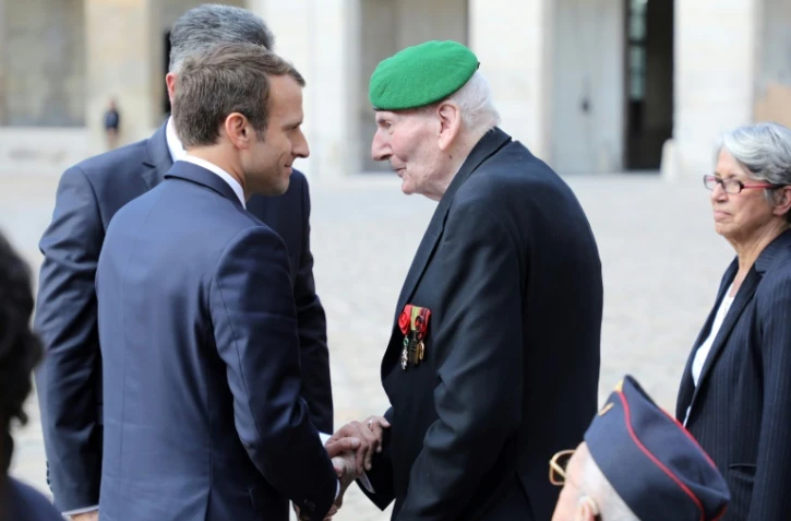 Le président français Emmanuel Macron salue Hubert Germain, l'un des quatre derniers compagnons de la Libération, le 22 septembre 2017 à Paris