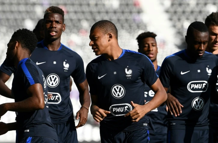 L'attaquant Kylian Mbappé (c) lors de la séance d'entraînement avec les Bleus au Stadium Municipal, le 2 septembre 2017 à Toulouse 