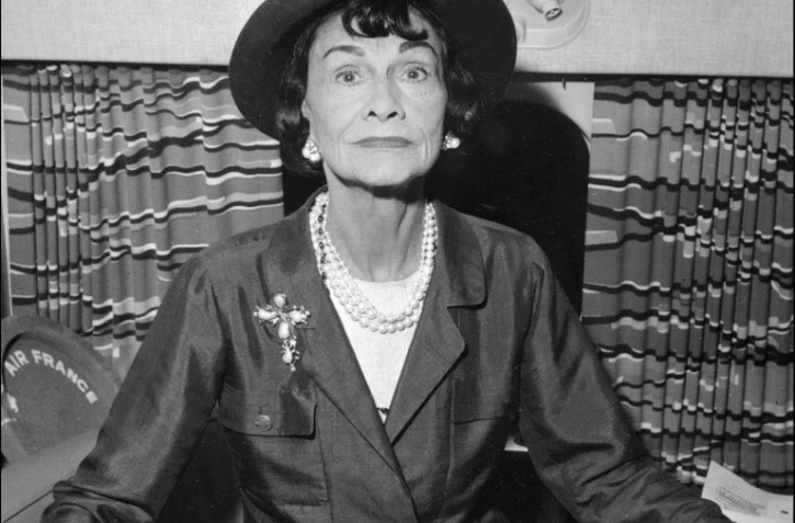 Coco Chanel dans les années 1960, fondatrice de la maison de haute couture, à bord d'un avion à Paris
