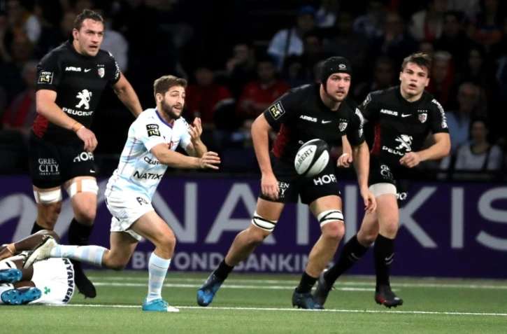 Teddy Iribaren (g) du Racing 92 passe le ballon lors du match face au Stade Toulousain à la U Arena, le 22 décembre 2017
