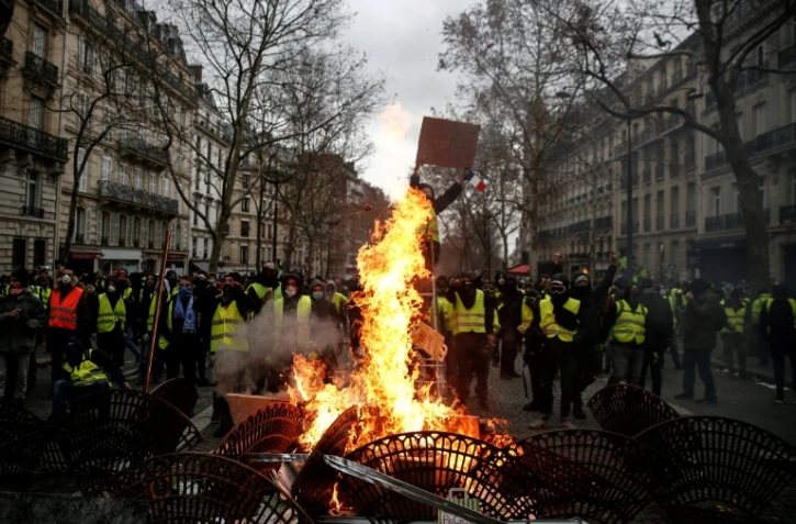Une barricade enflammée lors de la mobilisation des "gilets jaunes" à Paris, le 8 décembre 2018