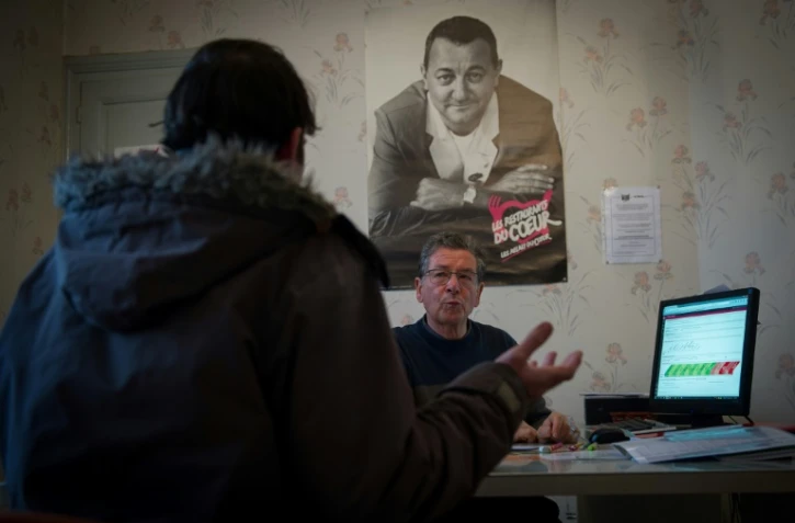 Inscription d'une bénéficiaire aux "Resto du Coeur" à la veille du lancement de la 32e campagne d'hiver, le 21 novembre 2016 à Tours