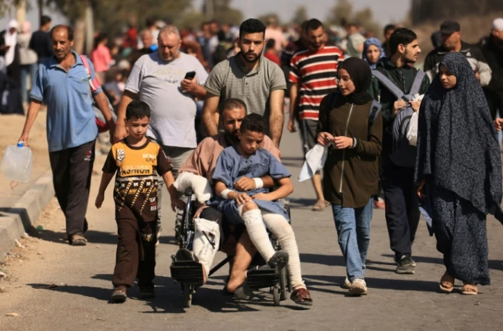 Des familles palestiniennes fuient la ville de Gaza et d'autres parties du nord de Gaza vers les zones méridionales, au moment où s'intensifient les combats entre Israël et le Hamas palestinien, le 10 novembre 2023