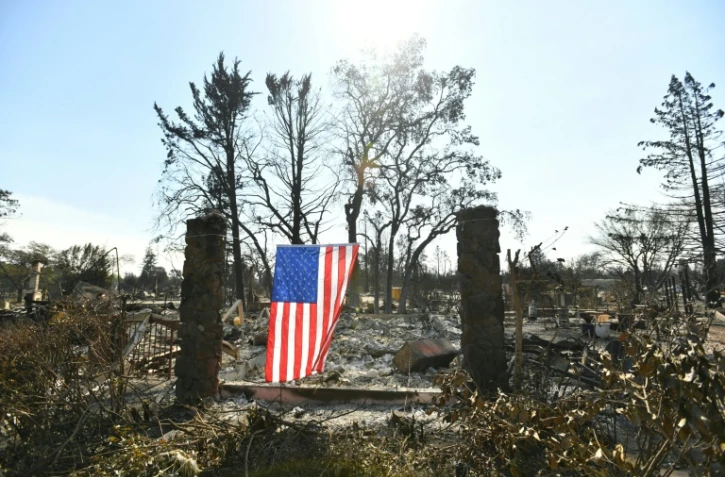 Un drapeau américain flotte sur les ruines d'une maison dévorée par les flammes à Santa Rosa, en Californie, le 12 octobre 2017