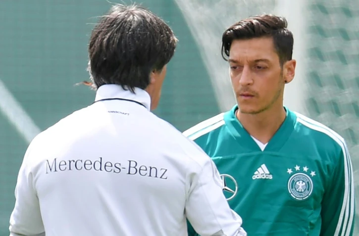 Le sélectionneur allemand Joachim Löw et le milieu de terrain Mesut Özil discutent lors d'un entraînement, le 13 juin 2018 à Vatutinki près de Moscou