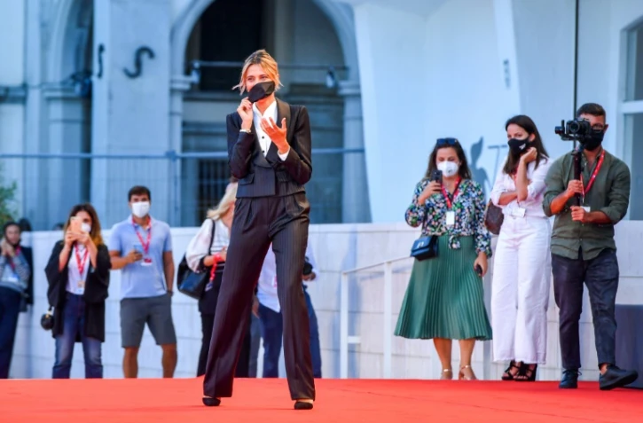 L'actrice Anna Foglietta, mâitresse de cérémonie de la Mostra de Venise, pose sur le tapis rouge le 1er septembre 2020