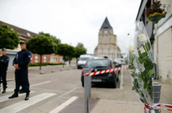 Des fleurs ont été déposées devant l'église où le père Jacques Hamel a été égorgé, le 27 juillet 2016