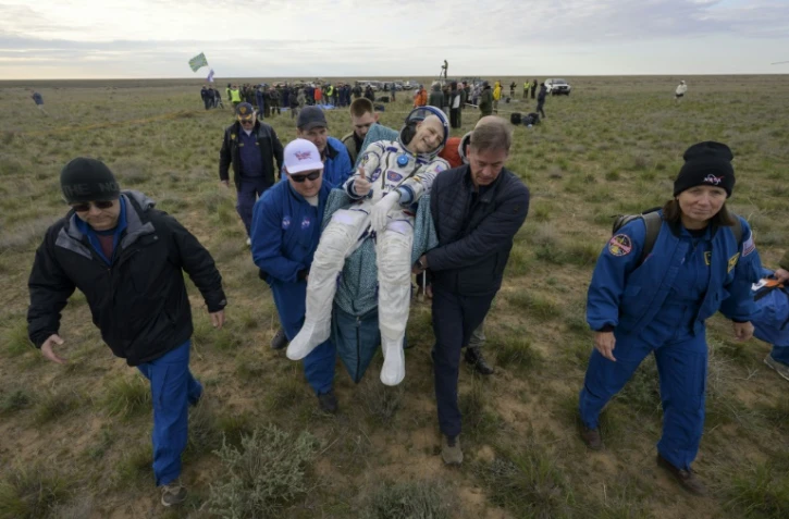 Cette photo fournie par la Nasa montre l'astronaute américain Don Pettit transporté pour des examens médicaux juste après qu'il a atterri avec les cosmonautes russes Alexeï Ovchinin et Ivan Vagner à bord de leur vaisseau Soyouz MS-26 au Kazakhstan le 20 avril 2025
