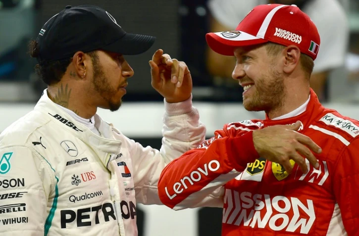 Le Britannique Lewis Hamilton Mercedes/g) et Sebastian Vettel (Ferrari)  lors des qualifs pour le GP d'Abou Dhabi sur le circuit de Yas Marina, le 24 novembre 2018    