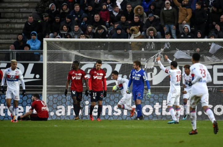 Le jeune espoir lyonnais Houssem Aouar (ballon) a crucifié Amiens avec un doublé tardif à La Licorne, le 10 décembre 2017