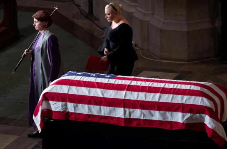 La fille du sénateur américain John McCain, Meghan, passe devant le cercueil de son père lors des funérailles nationales à la cathédrale de Washington, le 1er septembre 2018